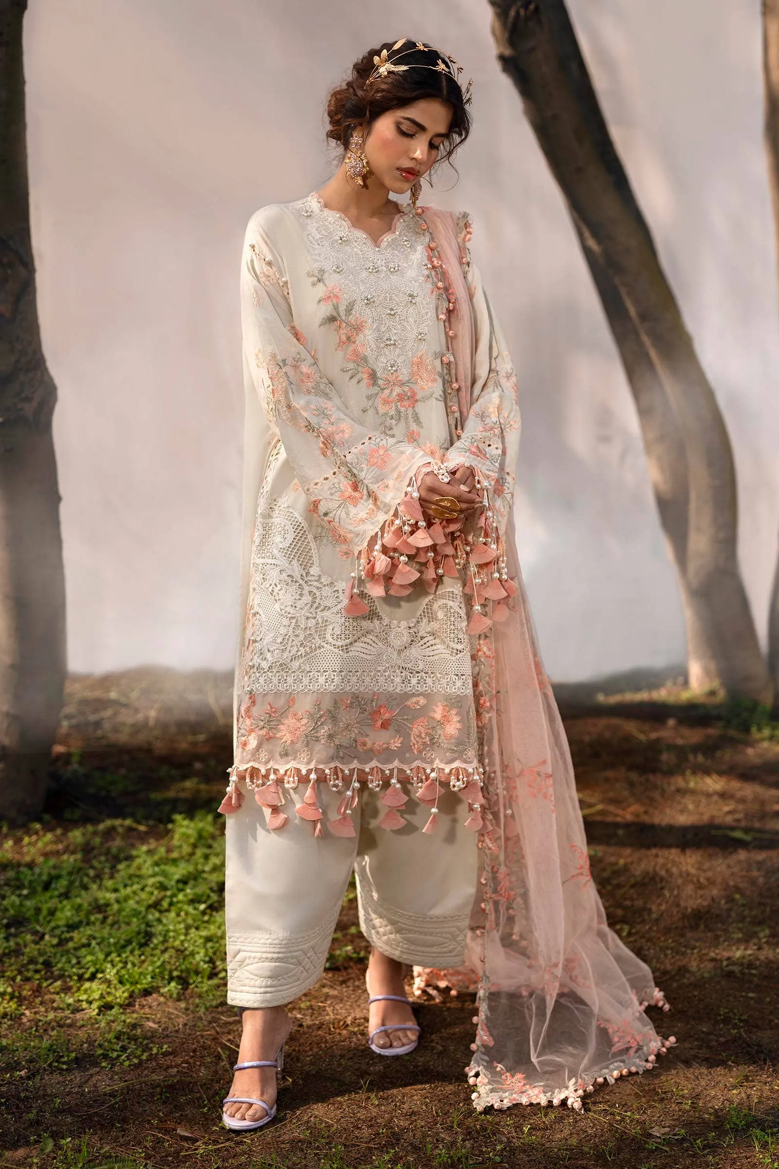 Sana Safinaz Luxury Lawn Collection 2024 – L241-003B-3CT