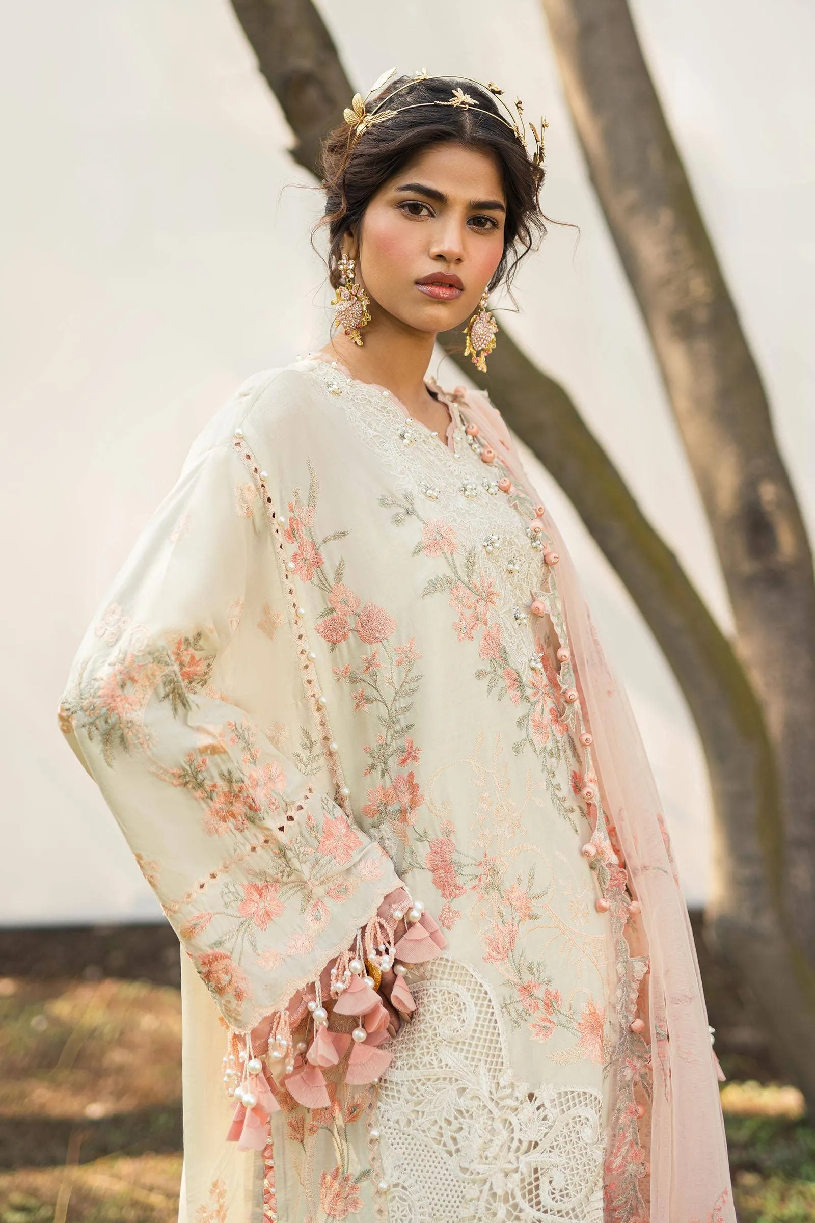 Sana Safinaz Luxury Lawn Collection 2024 – L241-003B-3CT